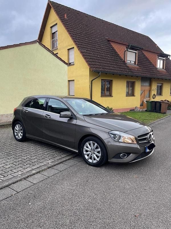 Braun Gebraucht 2013 Mercedes A180 Kleinwagen | 7.800 € - Bild 1/4