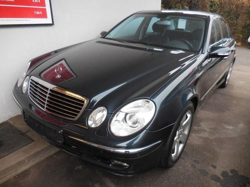 Schwarz Gebraucht 2005 Mercedes E350 Avantgarde Limousine | 8.900 € (Guter Preis) - Bild 1/4
