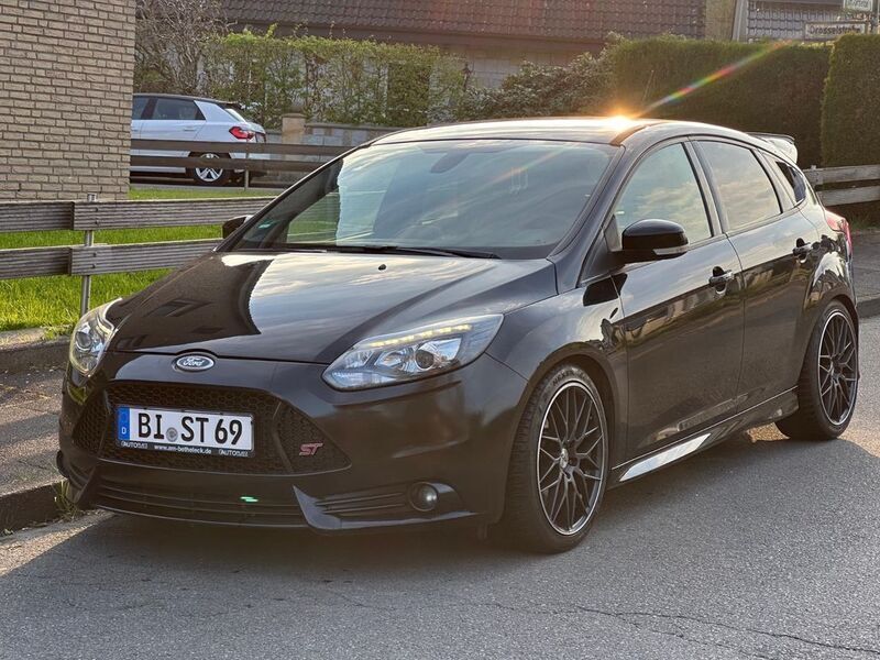 Schwarz Gebraucht 2014 Ford Focus Sport Limousine | 9.500 € (Etwas zu teuer) - Bild 1/4