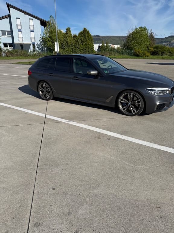 Grau Gebraucht 2019 BMW 550 Sport Line Limousine | 39.550 € (Fairer Preis) - Bild 1/4