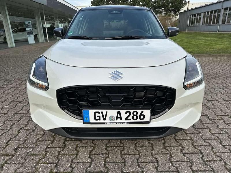 Neu Suzuki Swift Comfort+ 82 PS (60 kW) 2025 Pure white pearl met./mineral Kleinwagen
