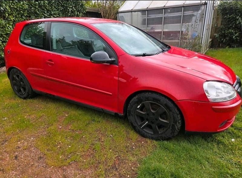 Gebraucht VW Golf V 110 PS (80 kW) 2004 Rot Kleinwagen