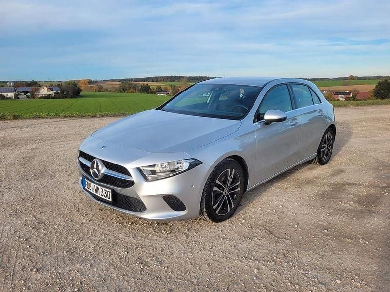 Silber Gebraucht 2022 Mercedes A180 Limousine | 21.200 € (Superpreis) - Bild 1/4