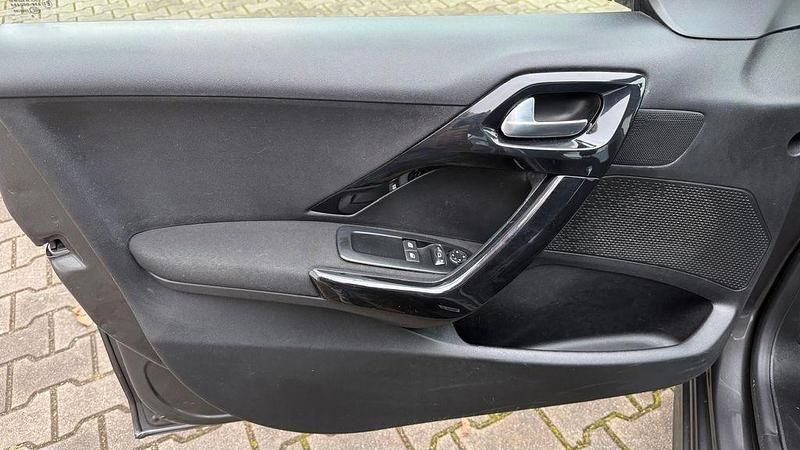 Gebraucht Peugeot 208 Active 68 PS (50 kW) 2018 Grau Kleinwagen