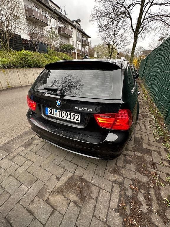 Gebraucht BMW 320 184 PS (135 kW) 2012 Schwarz Kombi