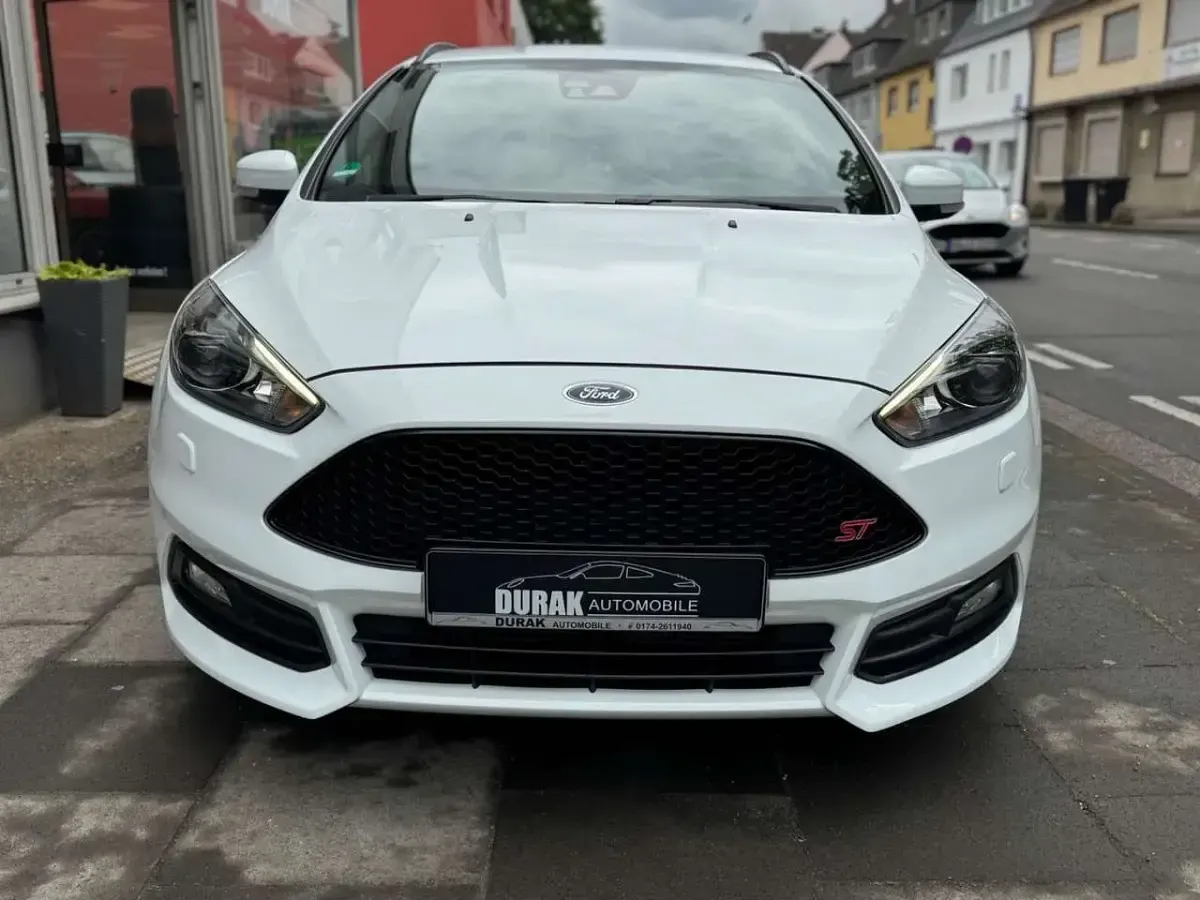 Gebraucht Ford Focus ST 250 PS (183 kW) 2017 Frozen white Kombi