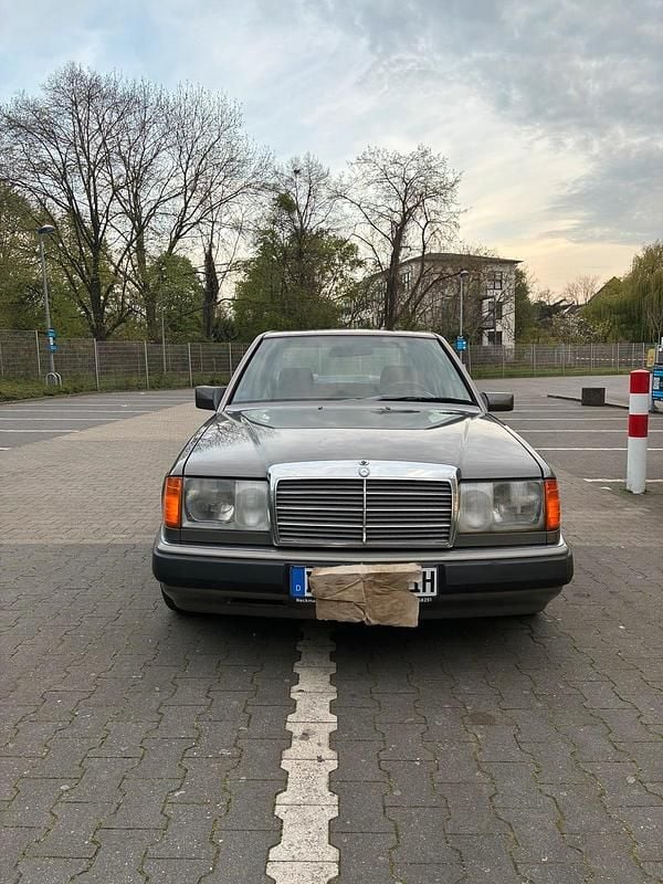 Second-hand Mercedes E230 1990 Gri Berlinǎ