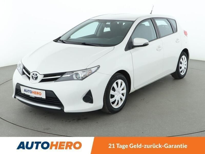 Weiß Gebraucht 2015 Toyota Auris Cool Limousine | 9.640 € (Fairer Preis) - Bild 1/3