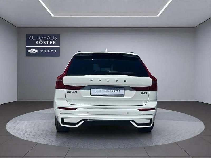 Gebraucht Volvo XC60 Ultimate 235 PS (172 kW) 2022 Crystal white / metallic SUV