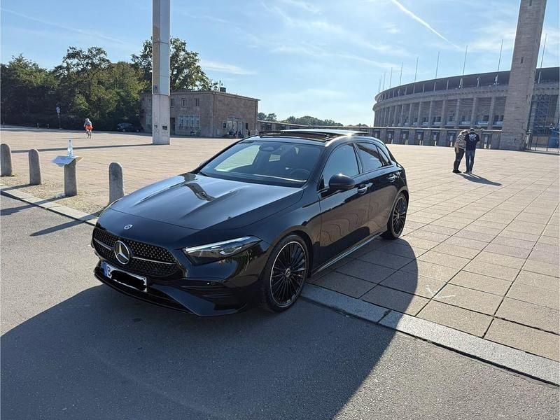 Schwarz Gebraucht 2024 Mercedes A220 AMG Limousine | 38.900 € (Etwas zu teuer) - Bild 1/4