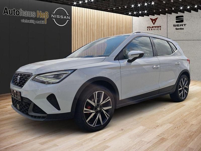 Weiß (metallic) Gebraucht 2024 Seat Arona FR SUV | 25.490 € (Fairer Preis) - Bild 1/4