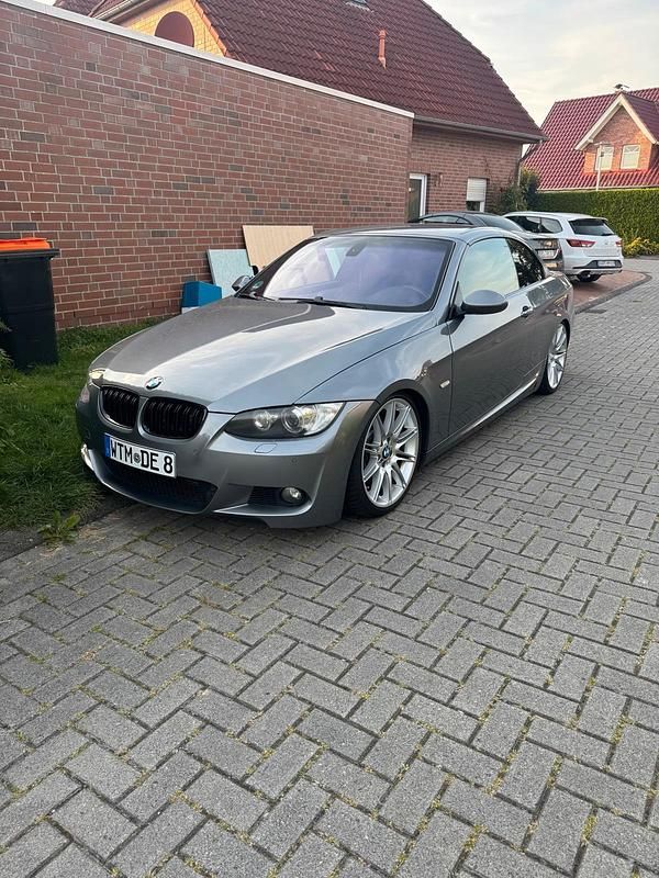 Grau Gebraucht 2009 BMW 330 Cabriolet Shadowline Cabrio | 13.990 € - Bild 1/4