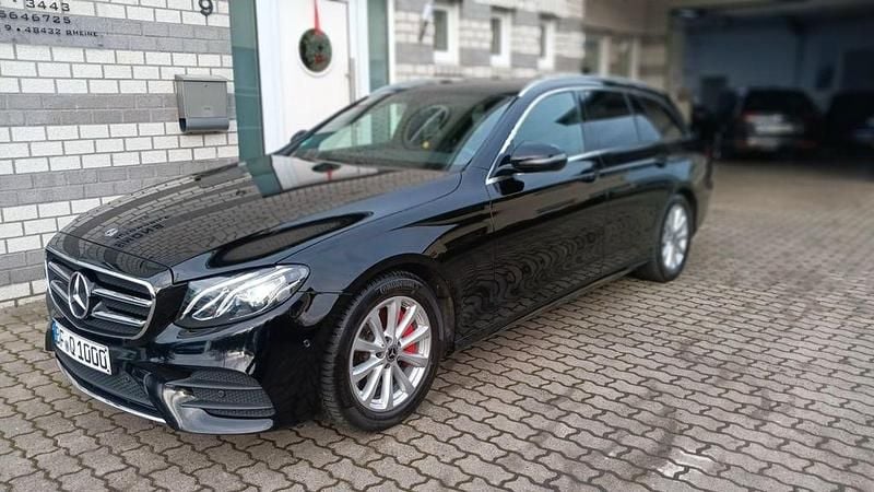Schwarz Gebraucht 2020 Mercedes E220 Limousine | 28.900 € (Superpreis) - Bild 1/4