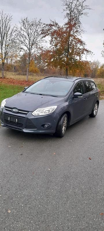 Grau Gebraucht 2011 Ford Focus Kombi | 3.000 € (Superpreis) - Bild 1/4