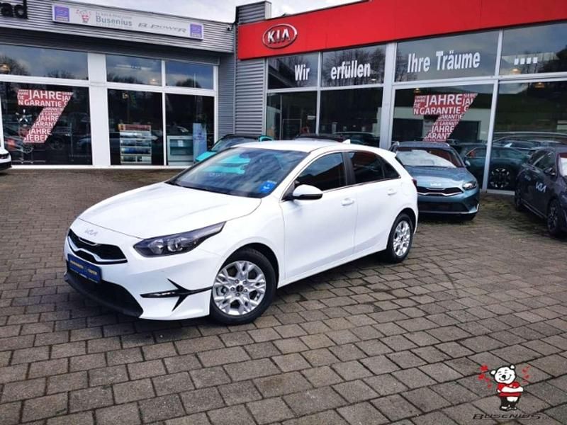 Neu Kia Ceed 101 PS (74 kW) 2025 Weiss Kleinwagen