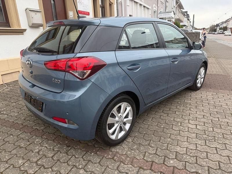 Gebraucht Hyundai i20 101 PS (74 kW) 2017 Blau Limousine