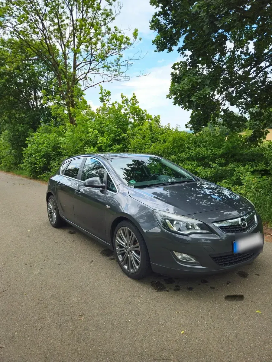 Gebraucht Opel Astra 140 PS (102 kW) 2012 Grau Limousine