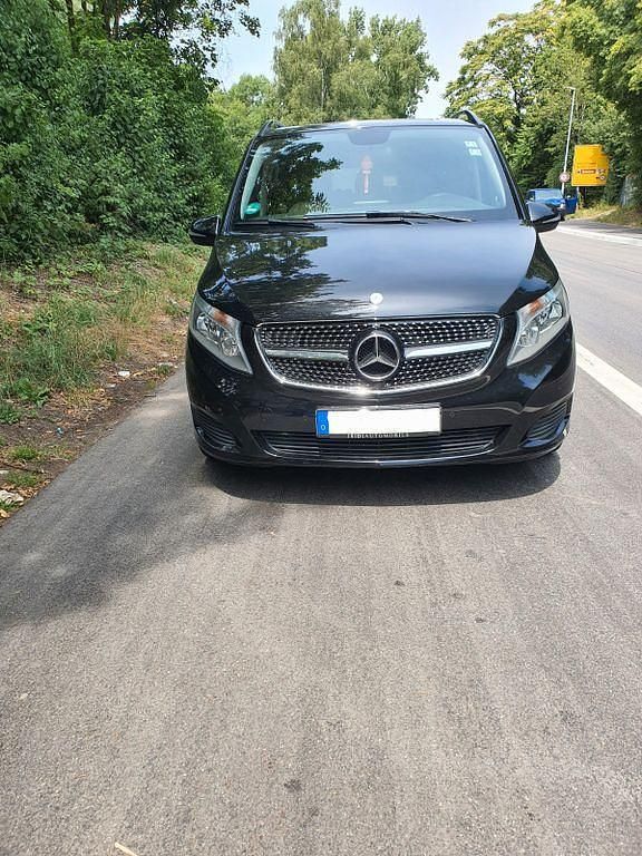 Schwarz Gebraucht 2015 Mercedes V220 Edition Van / Kleinbus | 25.950 € (Guter Preis) - Bild 1/4