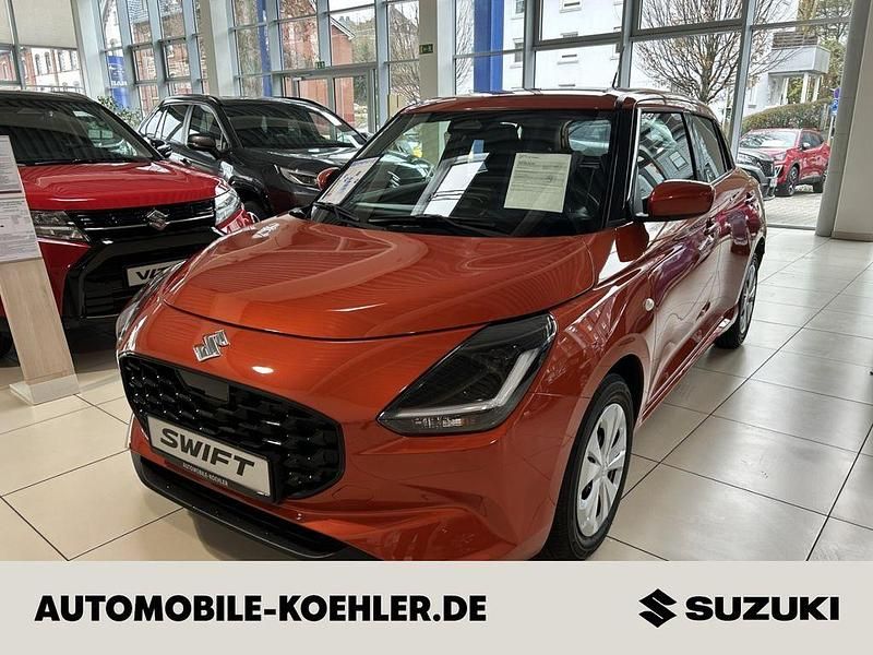 Flame orange pearl met. Neu 2025 Suzuki Swift Club Limousine | 18.450 € - Bild 1/4