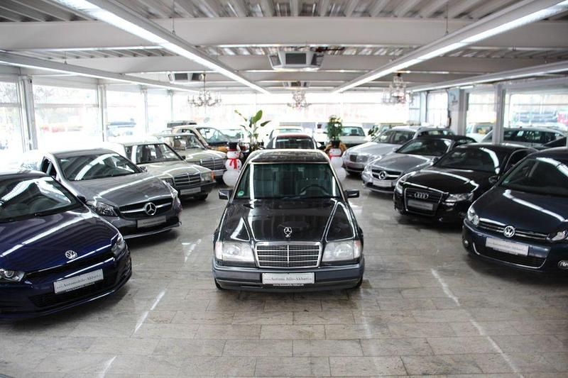 Second-hand Mercedes E220 150 CP (110 kW) 1992 Negru Berlinǎ