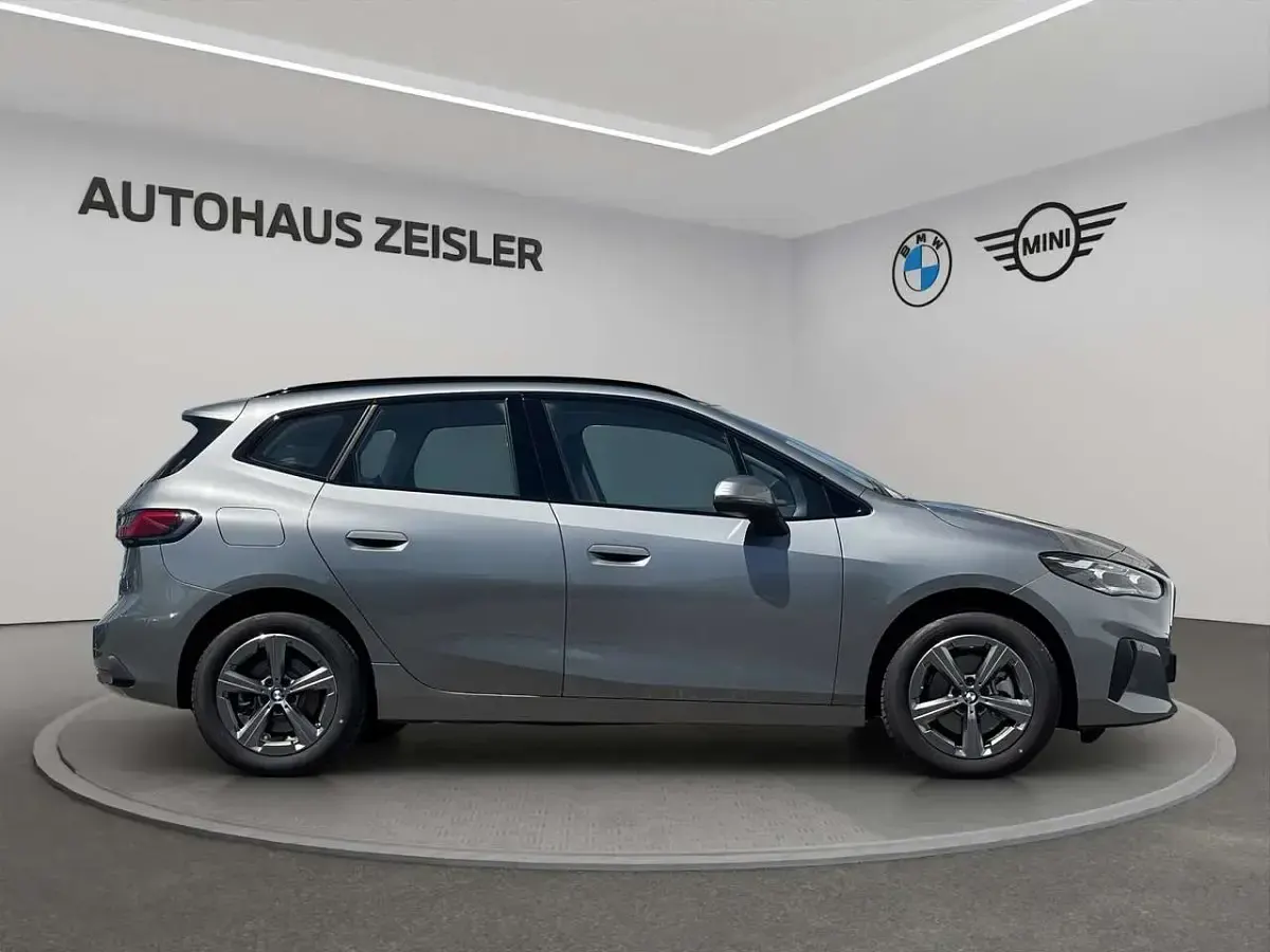 Gebraucht BMW 220 Active Tourer Luxury Line 156 PS (114 kW) 2025 Skyscraper grau Van / Kleinbus