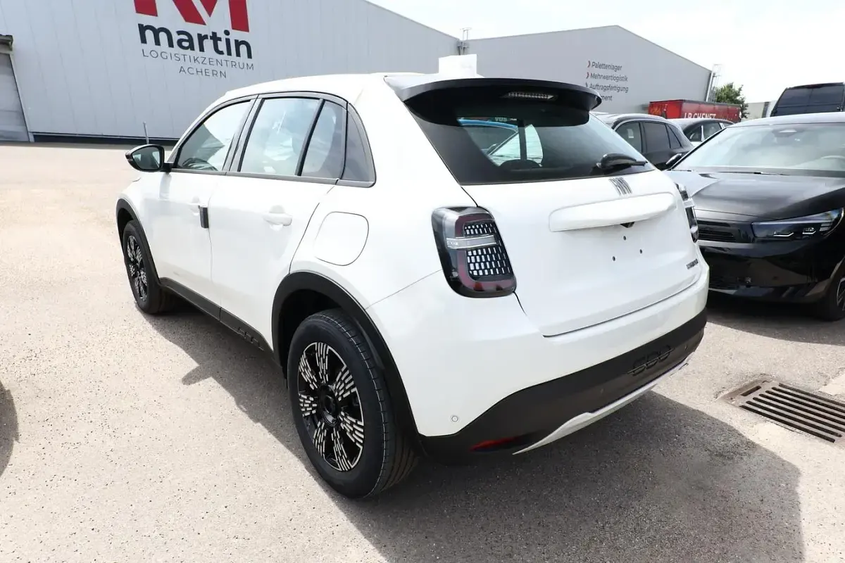 Neu Fiat 600 Icon 136 PS (100 kW) 2026 Gelato weiß SUV