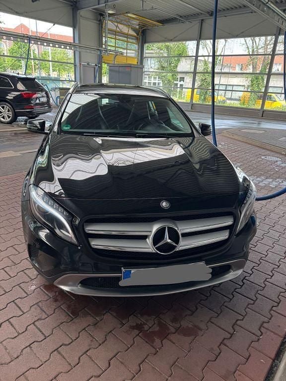 Schwarz Gebraucht 2015 Mercedes GLA200 Urban SUV | 13.499 € (Guter Preis) - Bild 1/4