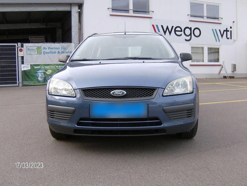 Gebraucht Ford Focus Trend 101 PS (74 kW) 2005 Blau Kombi