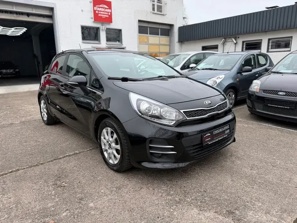 Używany Kia Rio Attract 75 KM (55 kW) 2015 Czarny Sedan/Limuzyna