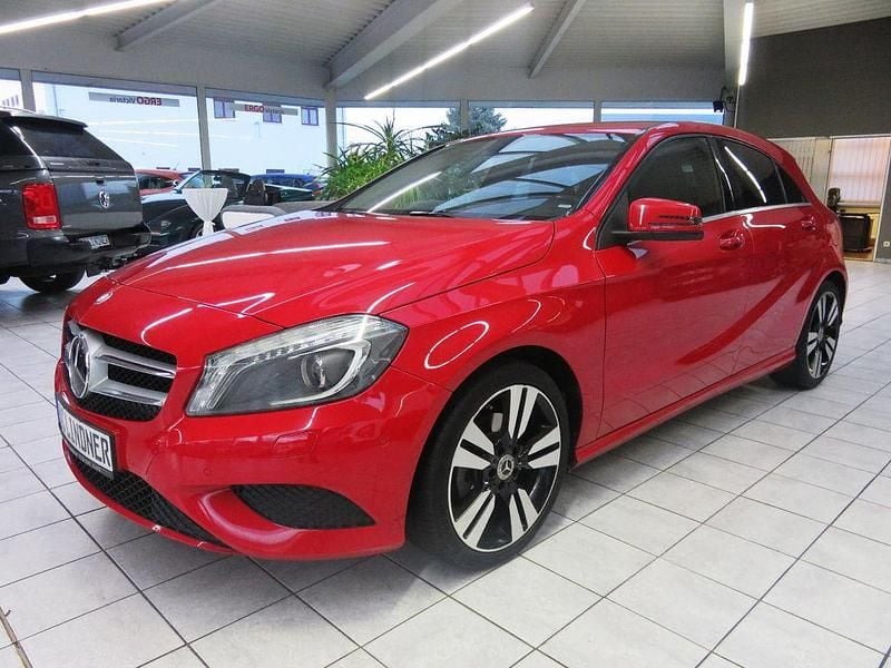 Rot Gebraucht 2015 Mercedes A180 Urban Limousine | 12.990 € (Fairer Preis) - Bild 1/4