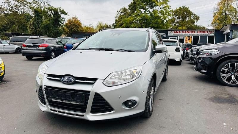 Silber Gebraucht 2014 Ford Focus Limousine | 5.499 € (Fairer Preis) - Bild 1/4