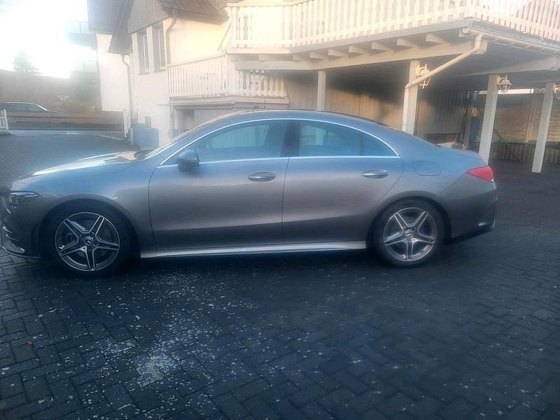 Grau Gebraucht 2019 Mercedes CLA200 AMG line Limousine | 24.900 € (Superpreis) - Bild 1/4