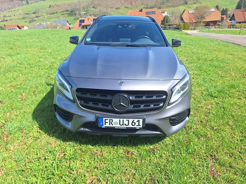 Grau Gebraucht 2017 Mercedes A250 AMG line SUV | 18.500 € (Etwas zu teuer) - Bild 1/4
