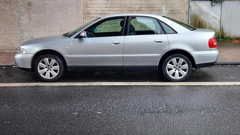 Gebraucht Audi A4 125 PS (91 kW) 2000 Silber Limousine