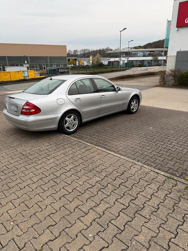 Second-hand Mercedes E240 177 CP (130 kW) 2002 Argintiu Berlinǎ