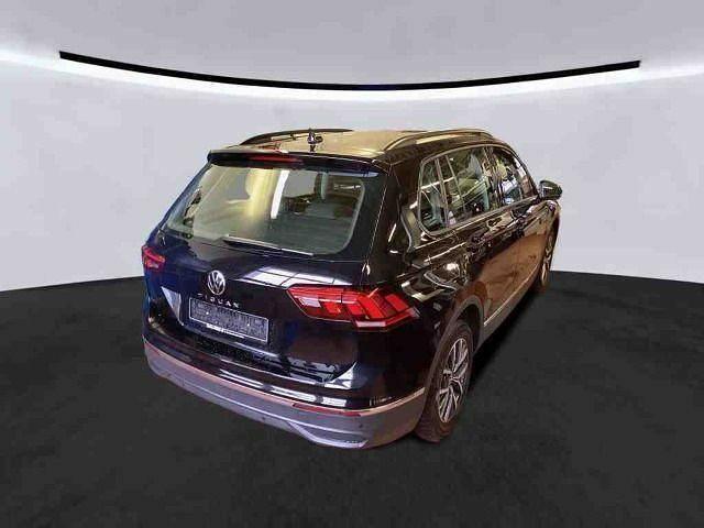 Gebraucht VW Tiguan Life 150 PS (110 kW) 2021 Schwarz (deep black perleffekt) SUV
