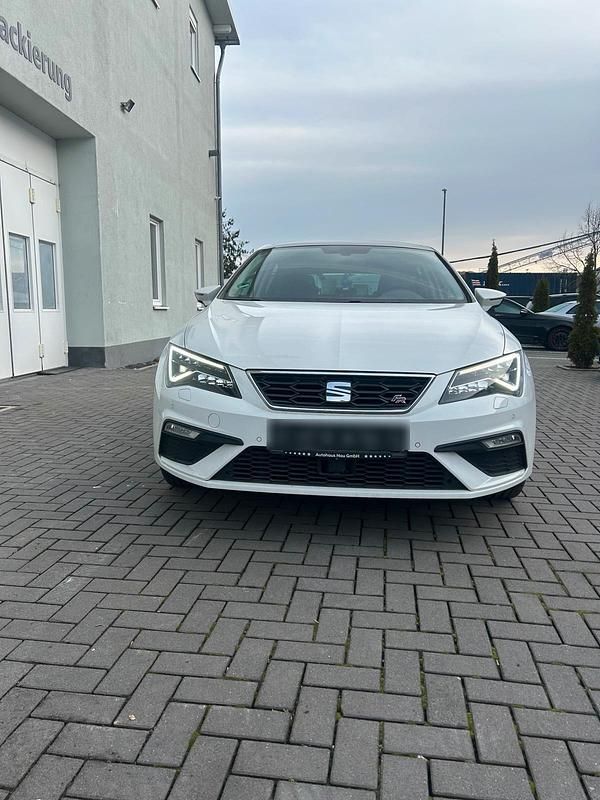 Weiß Gebraucht 2017 Seat Leon FR Limousine | 15.499 € (Teuer) - Bild 1/4