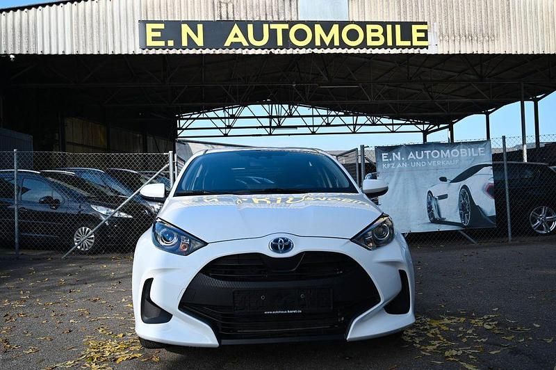 Weiß Gebraucht 2022 Toyota Yaris Hybrid Business Edition Limousine | 18.200 € (Guter Preis) - Bild 1/4