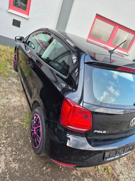 Schwarz Gebraucht 2015 VW Polo Trendline Kleinwagen | 5.999 € (Guter Preis) - Bild 1/4
