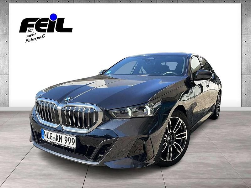 Sophistograu brillanteffekt me Gebraucht 2024 BMW 520 M Sport Limousine | 52.900 € (Fairer Preis) - Bild 1/4
