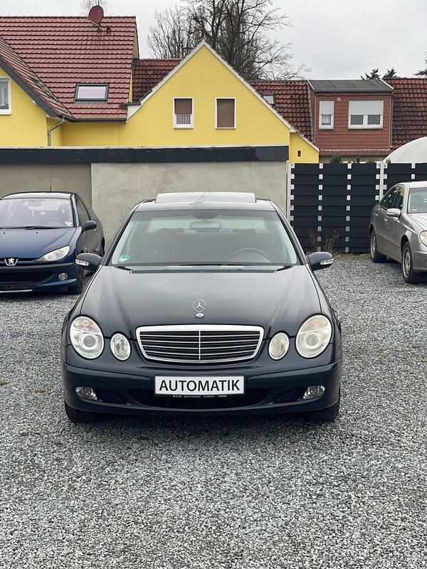Blau Gebraucht 2002 Mercedes E240 Limousine | 3.690 € (Fairer Preis) - Bild 1/4
