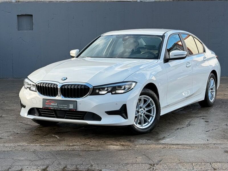 Alpinweiss iii Gebraucht 2021 BMW 320 Sport Line Limousine | 26.990 € (Fairer Preis) - Bild 1/4