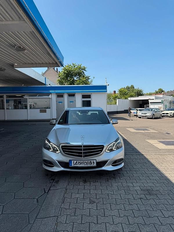 Silber Gebraucht 2013 Mercedes E250 Limousine | 17.300 € (Fairer Preis) - Bild 1/4
