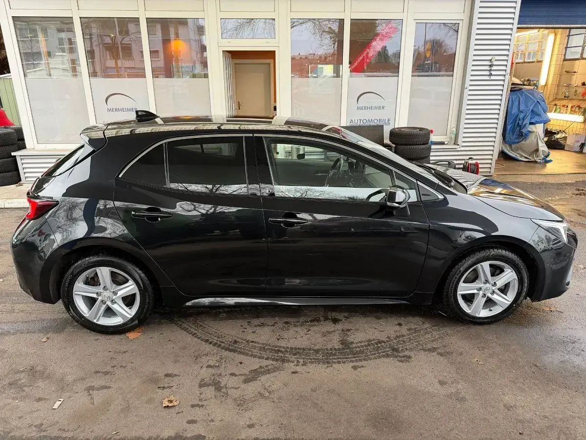 Gebraucht Toyota Corolla Hybrid Team 140 PS (102 kW) 2023 Schwarz Limousine