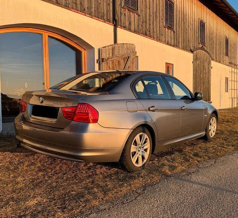 Gebraucht BMW 318 143 PS (105 kW) 2010 Grau Limousine
