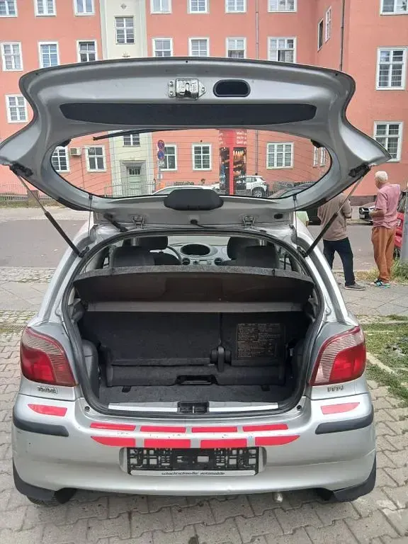 Gebraucht Toyota Yaris Luna 86 PS (63 kW) 2001 Silber Limousine