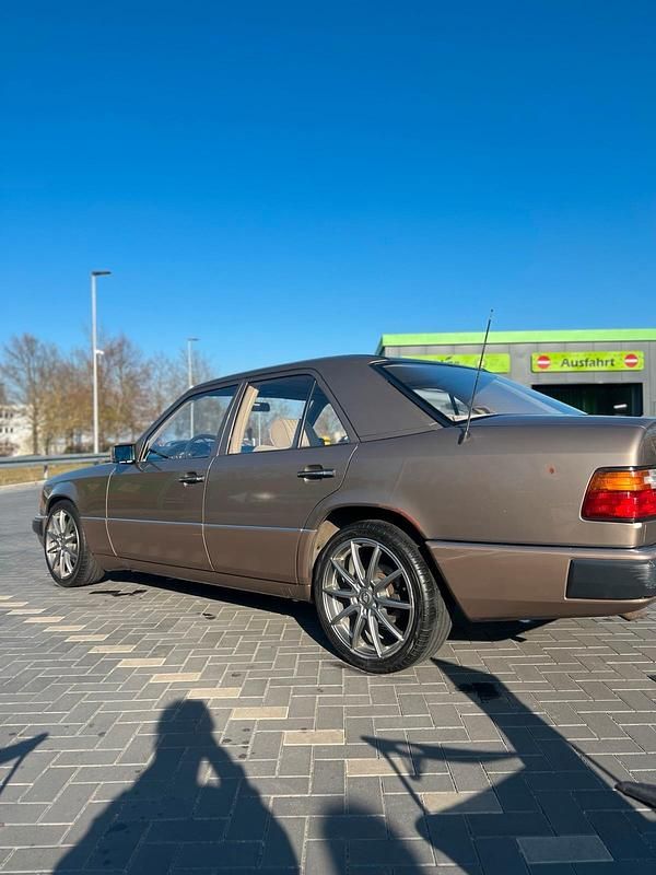 Gebraucht Mercedes E230 132 PS (97 kW) 1990 Braun Limousine