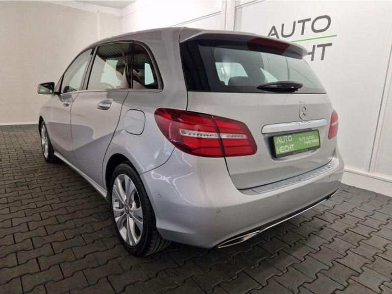 Gebraucht Mercedes 180 109 PS (80 kW) 2016 Polarsilber (metallic) Limousine