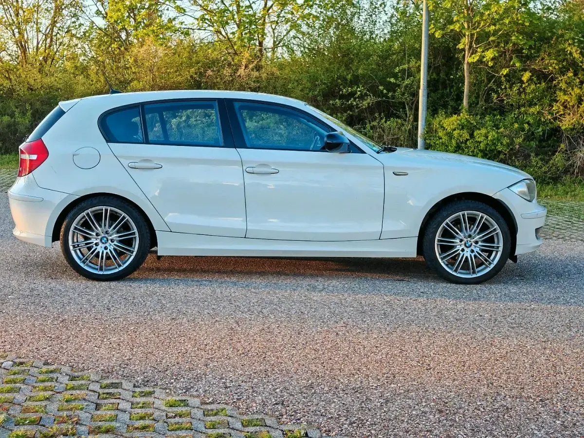 Gebraucht BMW 116 2011 Weiß Kleinwagen