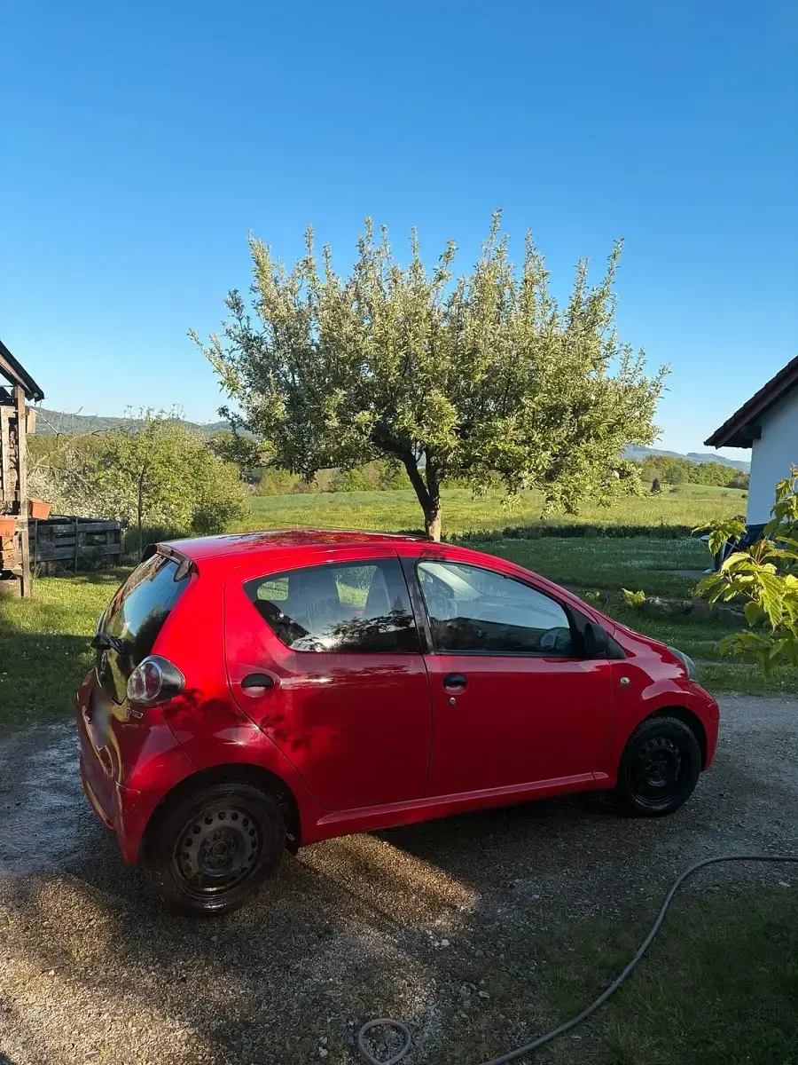 Gebraucht Toyota Aygo 69 PS (50 kW) 2011 Rot Kleinwagen